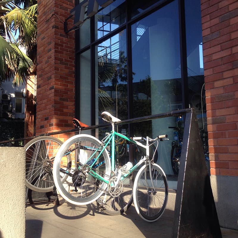 Parkiran Sepeda Build A Bike, Alam Sutra, mantap