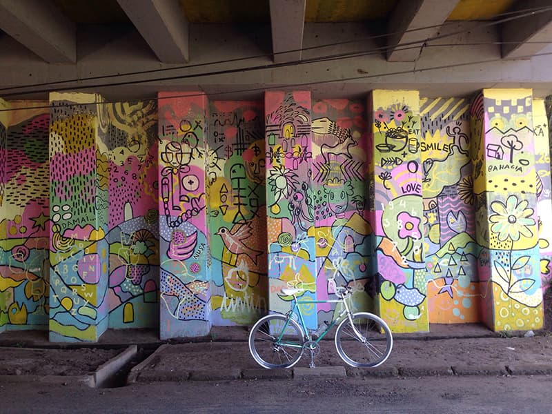bersepeda melintasi mural